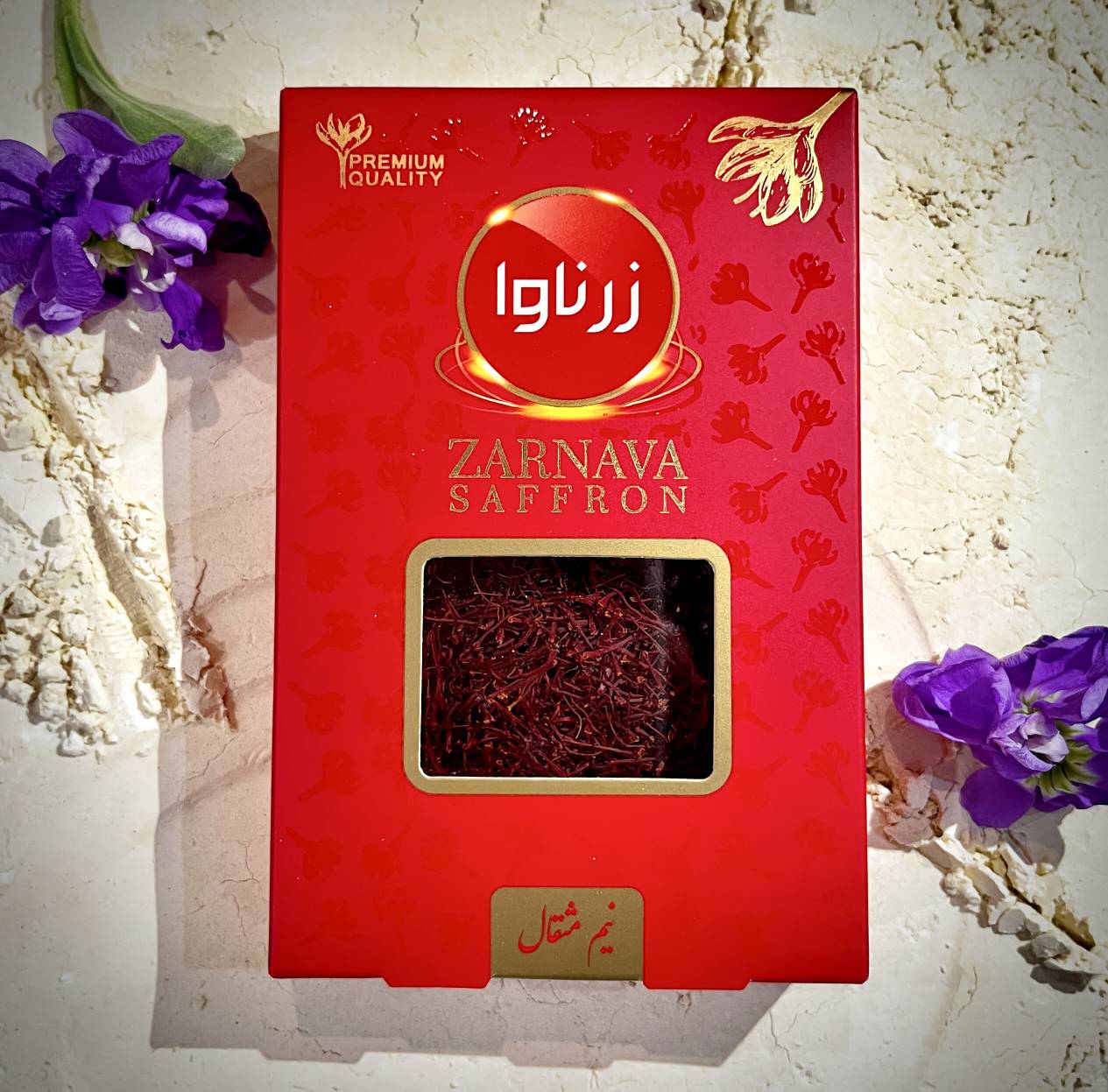 زعفران درجه یک زرناوا روی قاشق چوبی